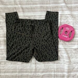 💪🏻 Old Navy Olive/Black Cheetah Medium Leggings